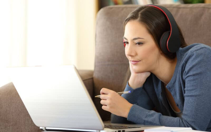 The best way to practice your pronunciation is to listen to real-life conversations between native speakers and learn from the way they pronounce their words.