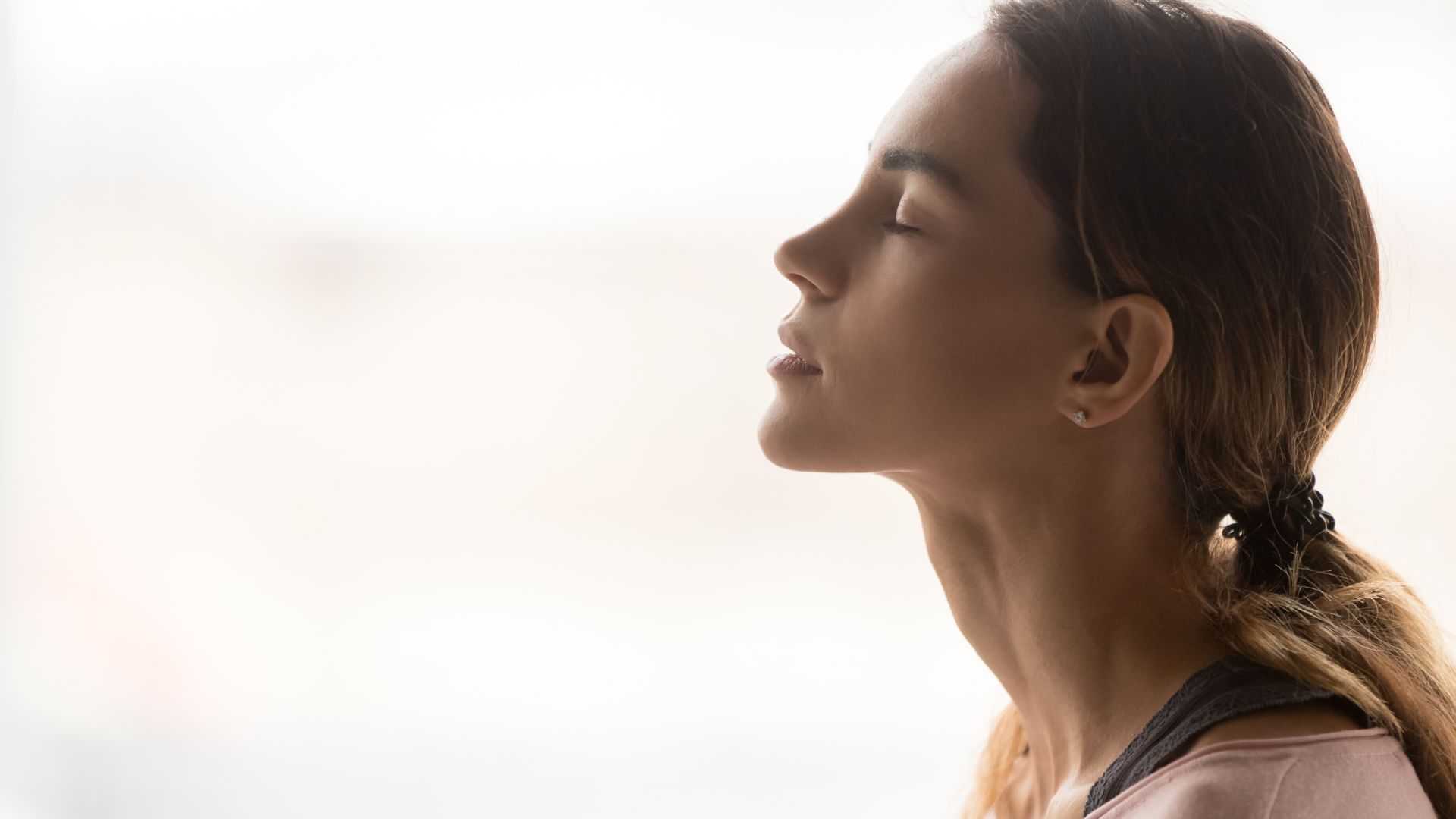 A visual guide demonstrating breath control techniques crucial for mastering the American accent, illustrating a person practicing diaphragmatic breathing to enhance speech clarity.